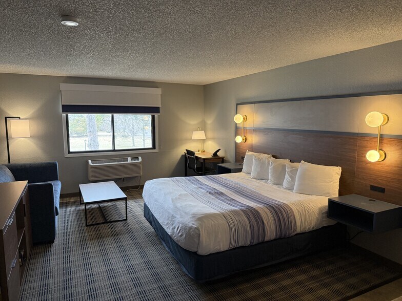 More Photos Of 11 E South Ave, Chippewa Falls Hotel For Sale