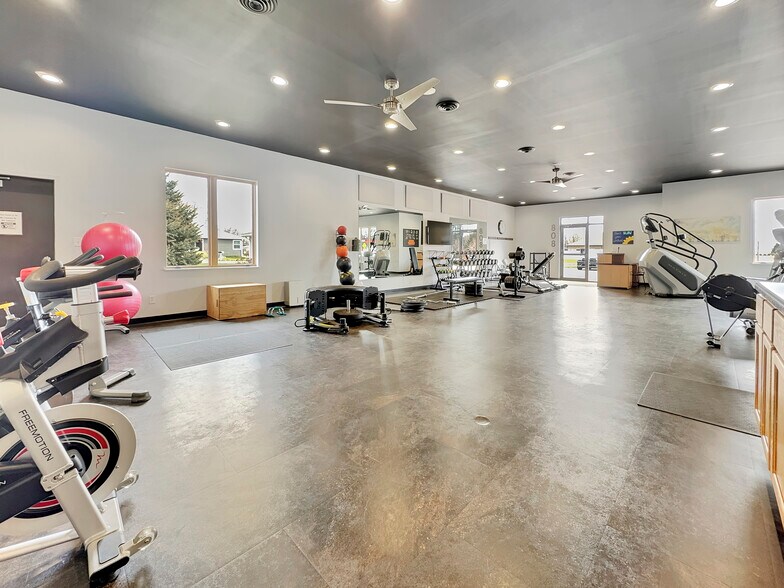 More Photos Of 808 4th St NE, Hampton Office For Sale