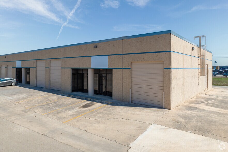 More Photos Of 5008-5030 Service Center Dr, San Antonio Unknown For Lease