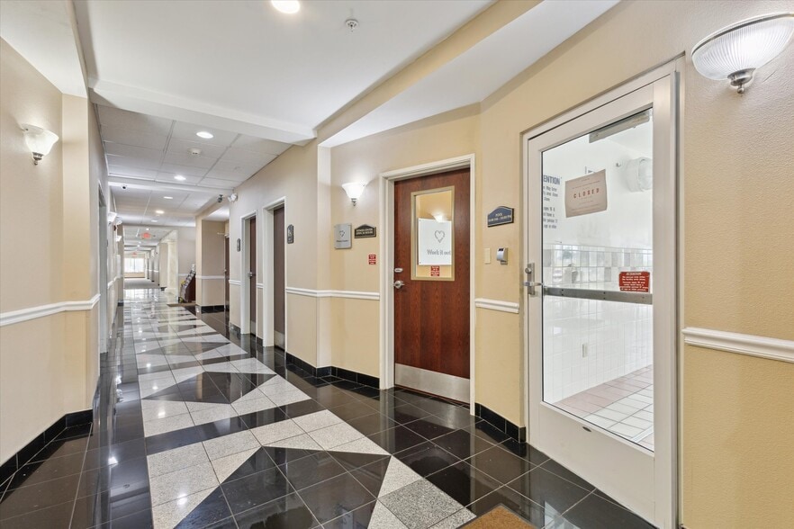 More Photos Of 2750 Fortune Cir W, Indianapolis Hotel For Sale