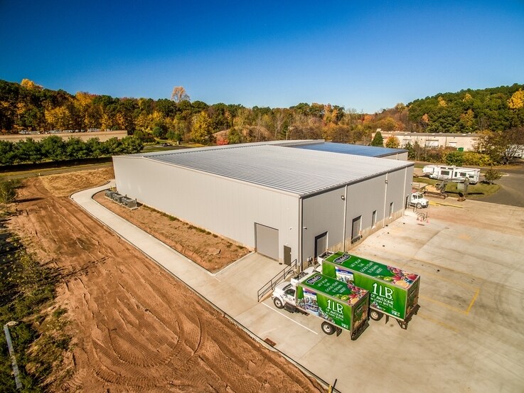 More Photos Of 15 Burton Dr, Cheshire Distribution For Lease