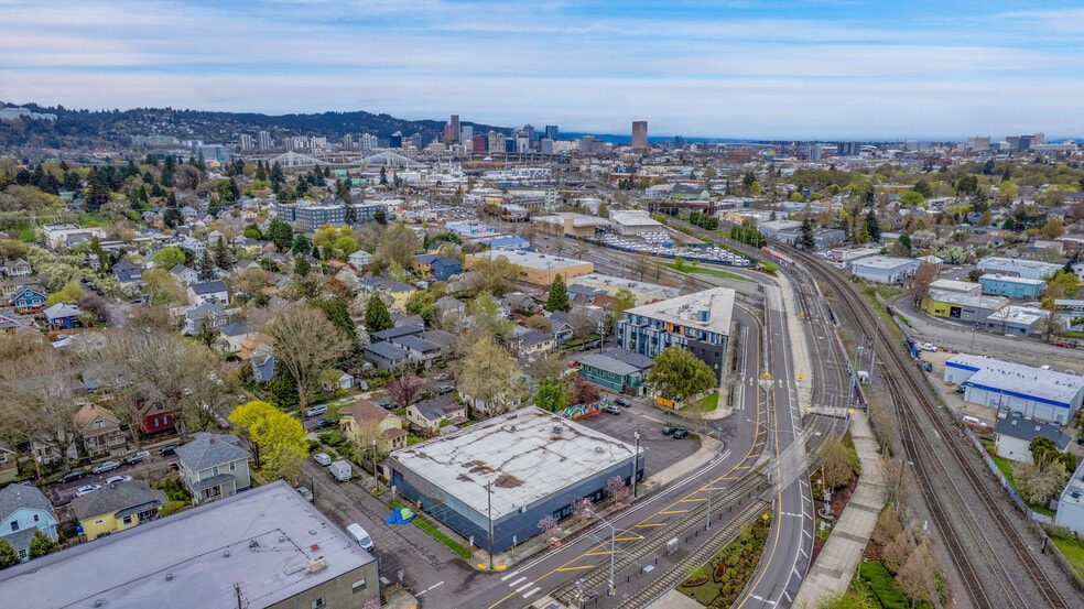 More Photos Of 3365 SE 17th Ave, Portland Warehouse For Lease