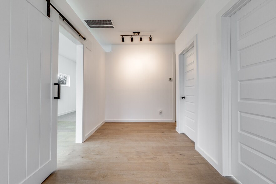 More Photos Of 3617 S Lancaster Rd, Dallas Flex For Lease