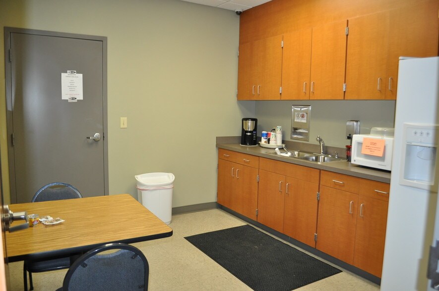 More Photos Of 552 E Russell St, Fayetteville Showroom For Sale