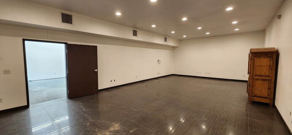 More Photos Of 1709 Stocker St, North Las Vegas Warehouse For Lease