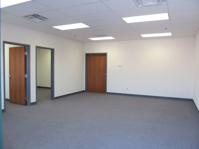 More Photos Of 720 N 17th St, St Charles Flex For Lease