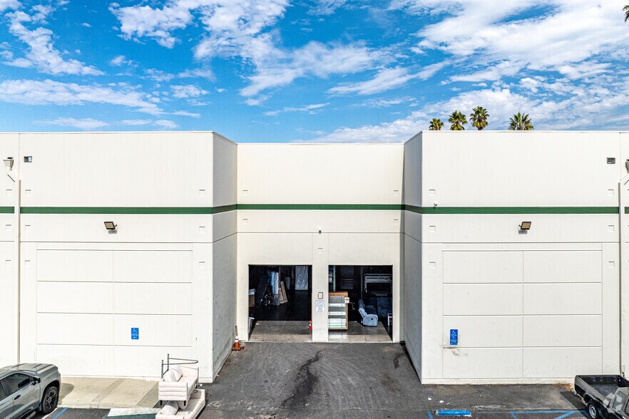 More Photos Of 18037 S Broadway St, Carson Distribution For Lease