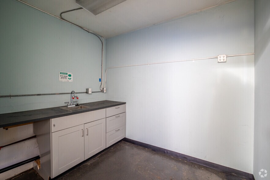 More Photos Of 2020 Brush St, Oakland Warehouse For Lease