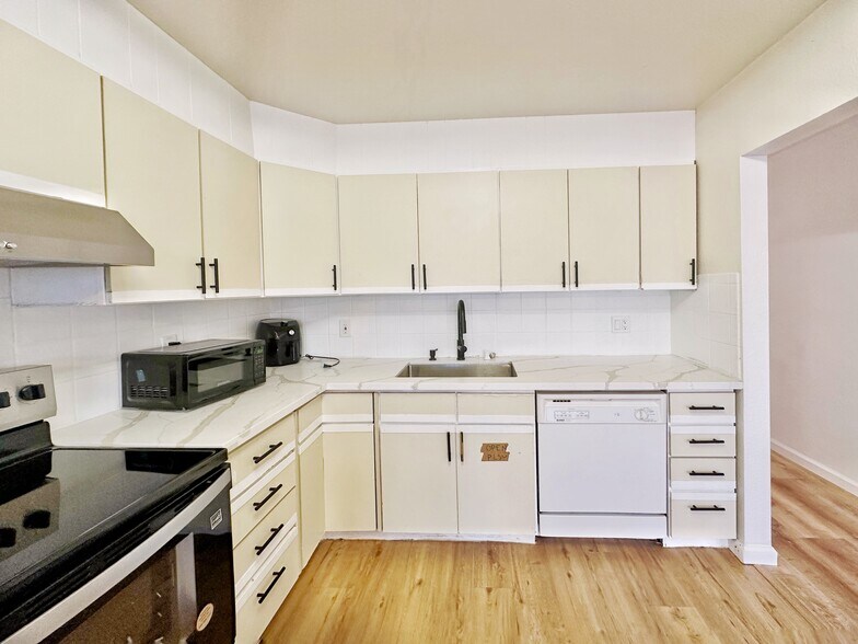 More Photos Of 1927-1929 Taraval St, San Francisco Apartments For Sale