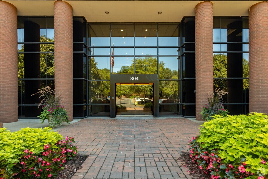 More Photos Of 808 Moorefield Park Dr, Richmond Office For Lease