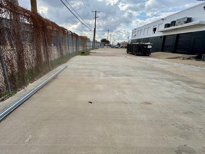 More Photos Of 10807 Harry Hines Blvd, Dallas Storefront Retail Office For Lease