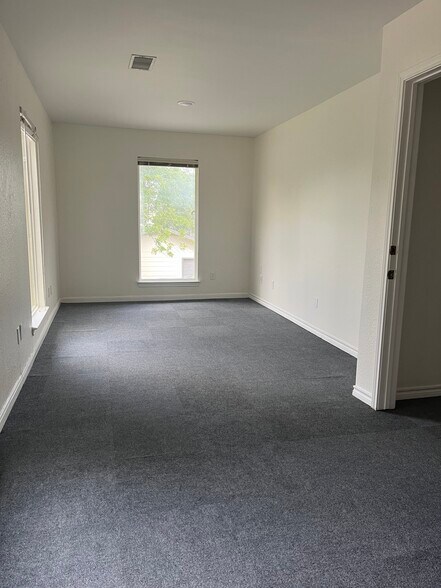 More Photos Of 1011 Meredith Dr, Austin Medical For Sale