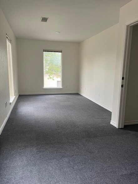 More Photos Of 1011 Meredith Dr, Austin Unknown For Lease