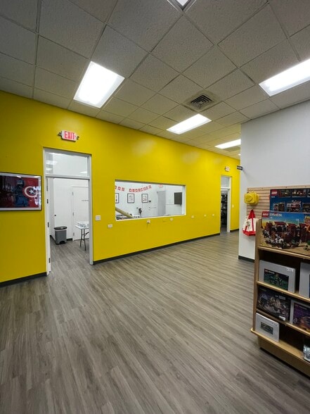 More Photos Of 2755 Tyrone Blvd, Saint Petersburg General Retail For Lease