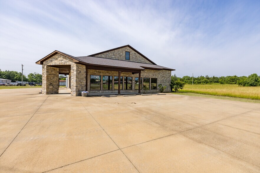 More Photos Of 1910 E Jackson St, Hugo Freestanding For Sale