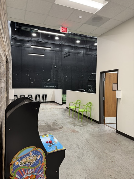 More Photos Of 1040 Mustang Dr, Grapevine General Retail For Lease
