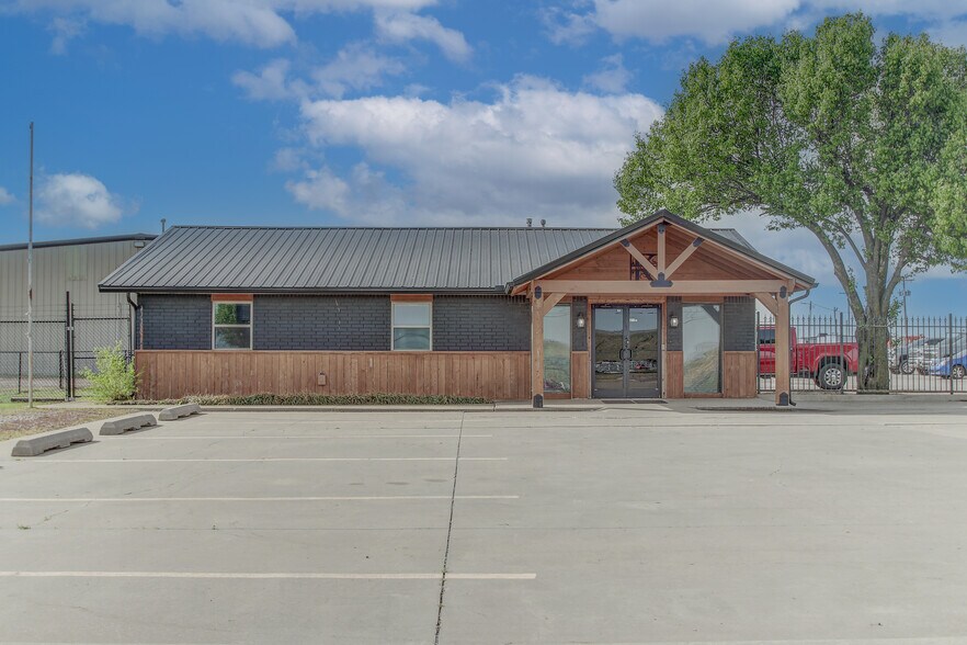 Primary Photo Of 6532 SW 44th St, Oklahoma City Service For Sale
