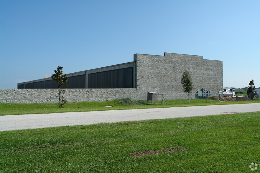 More Photos Of 915 Biscayne Blvd, Deland Airplane Hangar For Sale