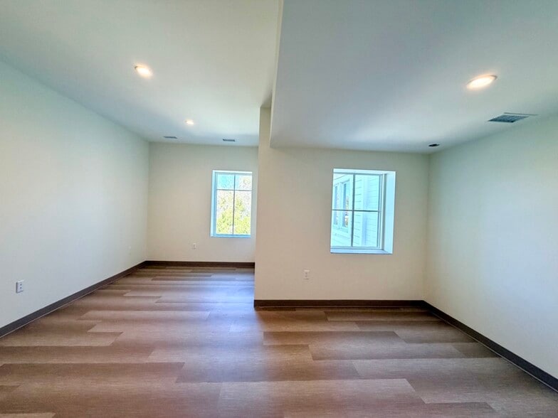 More Photos Of 814 Johnnie Dodds Blvd, Mount Pleasant Medical For Lease