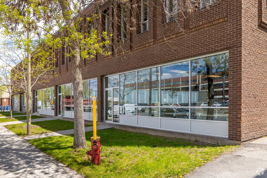 More Photos Of 1380-1420 Rue Chabanel O, Montréal Light Manufacturing For Lease