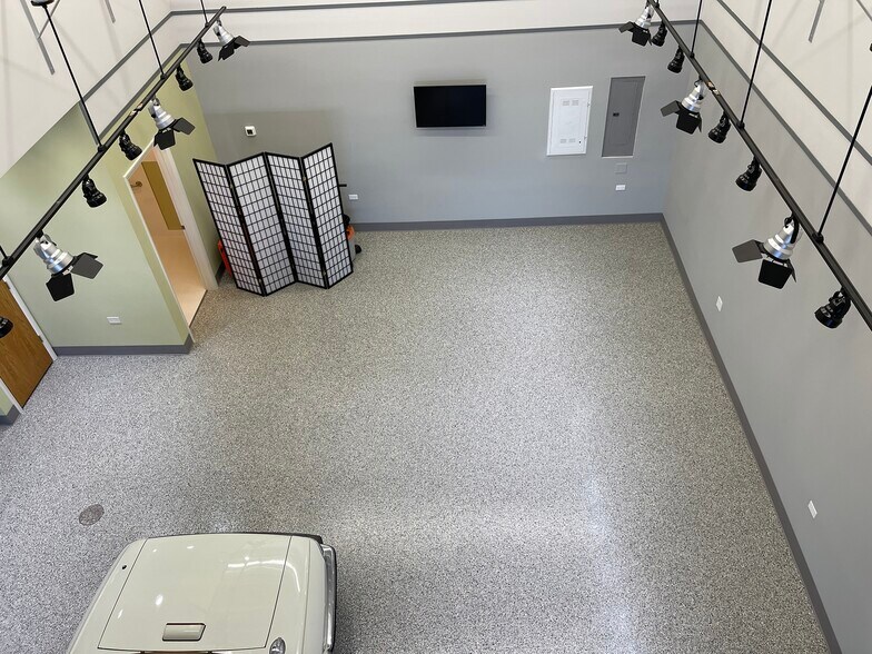 More Photos Of 2108-2260 Ferry Rd, Naperville Showroom For Sale