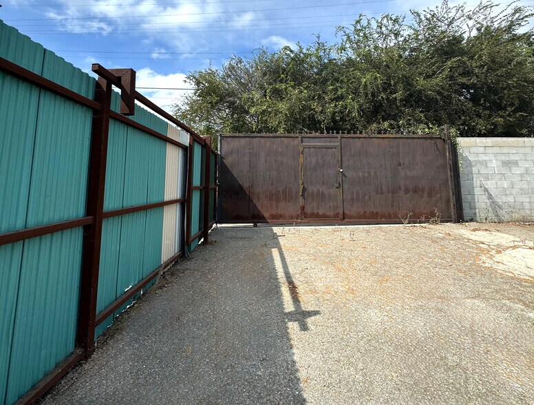 More Photos Of 12637 S Main St, Los Angeles Light Distribution For Sale