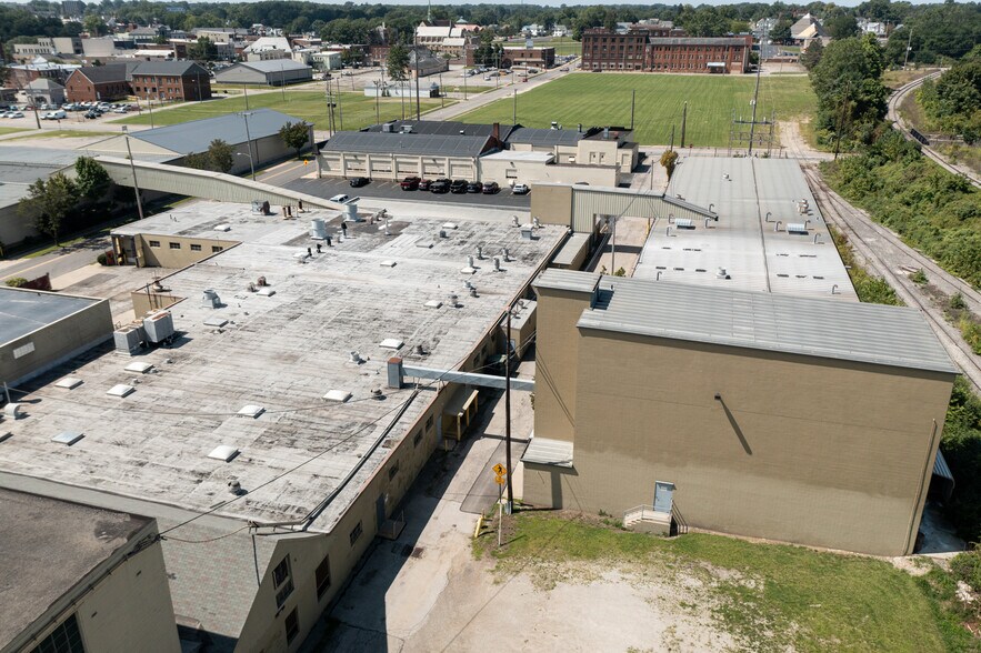 More Photos Of 246 E 4th St, Ashland Light Distribution For Lease