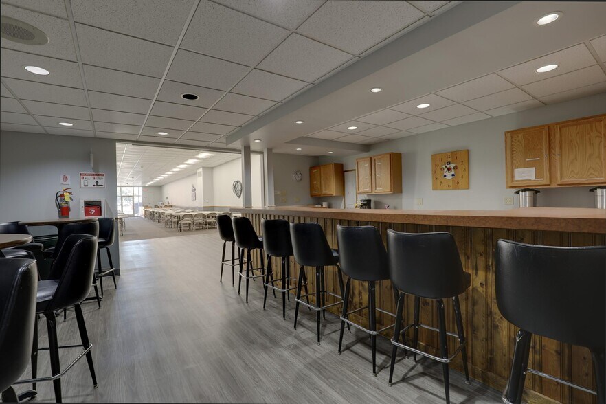 More Photos Of 516 Maine St, Quincy Flex For Sale