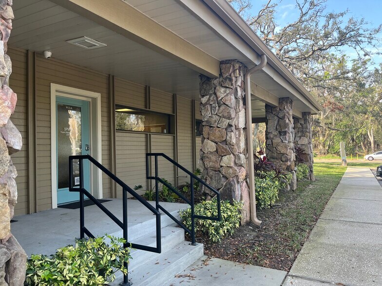 More Photos Of 911-917 S Parsons Ave, Brandon Office For Lease