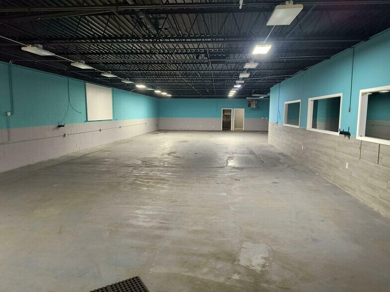 More Photos Of 4725 Central Ave, Lake Station Freestanding For Lease