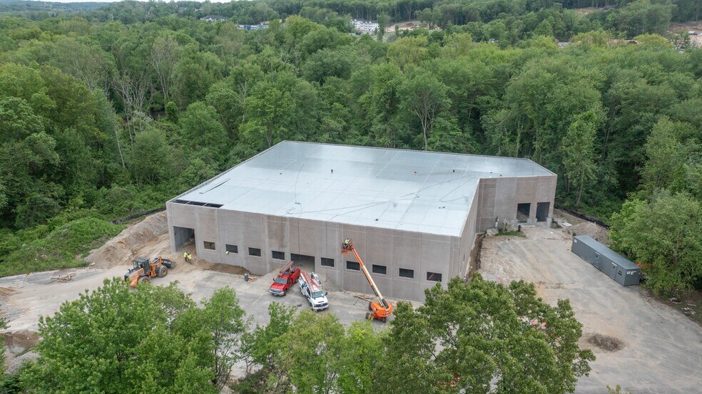 More Photos Of 113 Silvermine Rd, Brookfield Warehouse For Lease