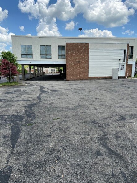 More Photos Of 5600 Market St, Youngstown Office Residential For Lease