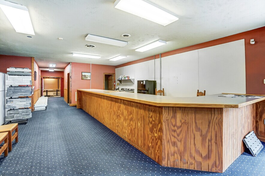 More Photos Of 20660 W Bowling Green Road, Weston Auto Repair For Lease