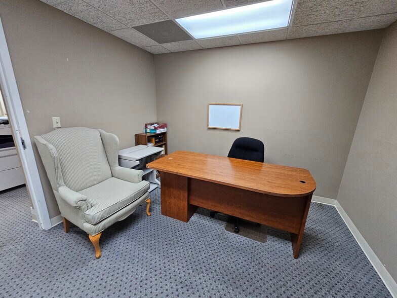 More Photos Of 113 W Public Sq, Glasgow Office For Sale