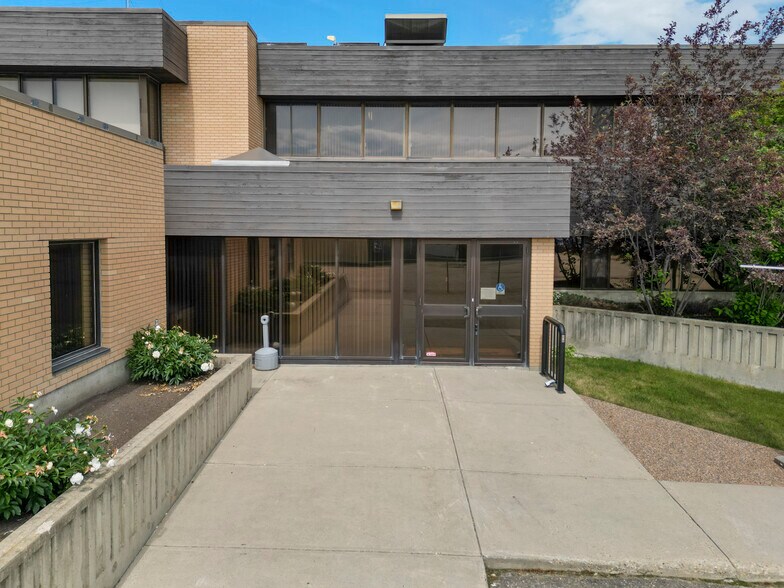 More Photos Of 5516 Industrial Rd, Rocky Rapids Office For Lease