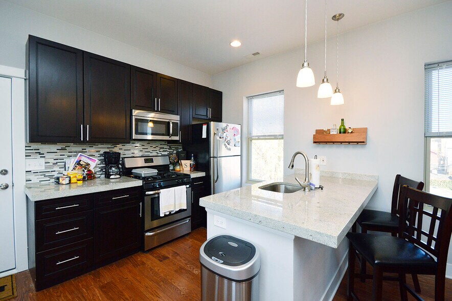 More Photos Of 1501 W Superior St, Chicago Apartments For Sale