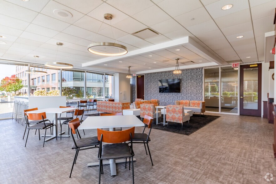 More Photos Of 1033 Skokie Blvd, Northbrook Unknown For Lease