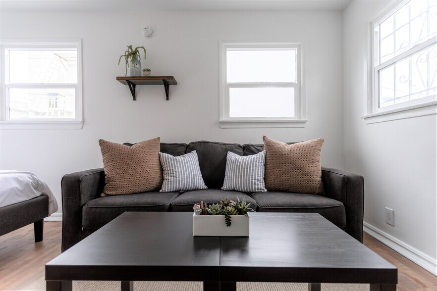 More Photos Of 20 Breeze Ave, Venice Apartments For Sale