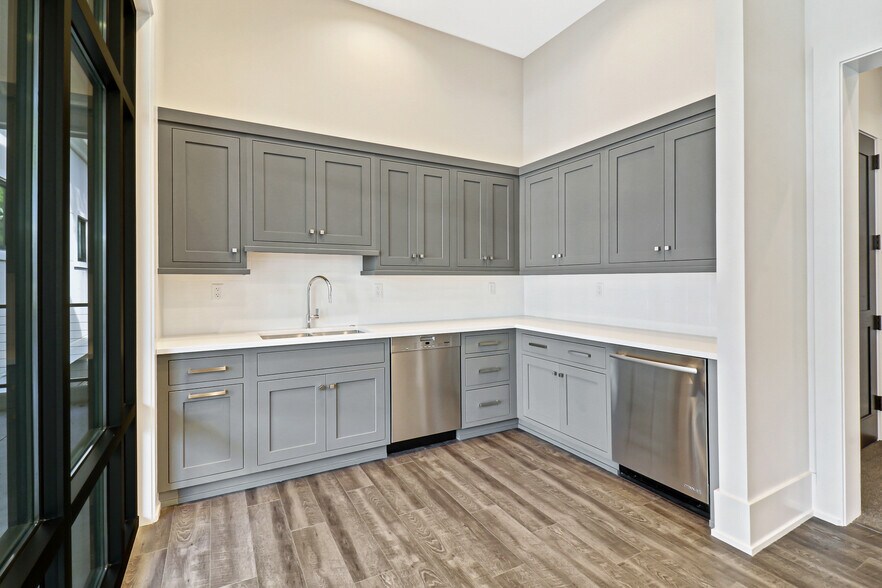 More Photos Of 10 Park Ln, Hilton Head Island Office For Sale