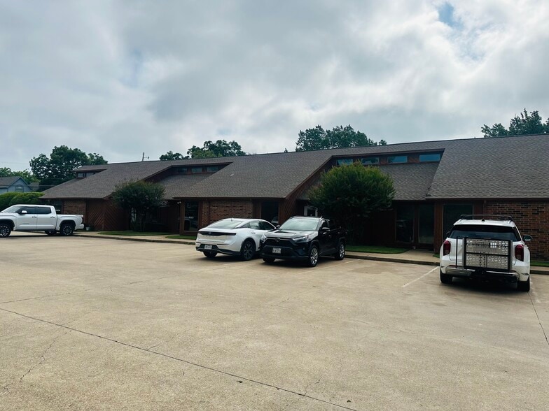 More Photos Of 376 W Main St, Lewisville Medical For Sale