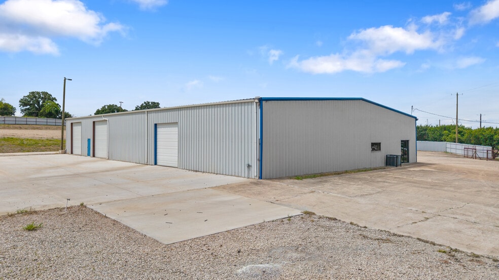 More Photos Of 5956 W Jefferson Blvd, Dallas Distribution For Lease