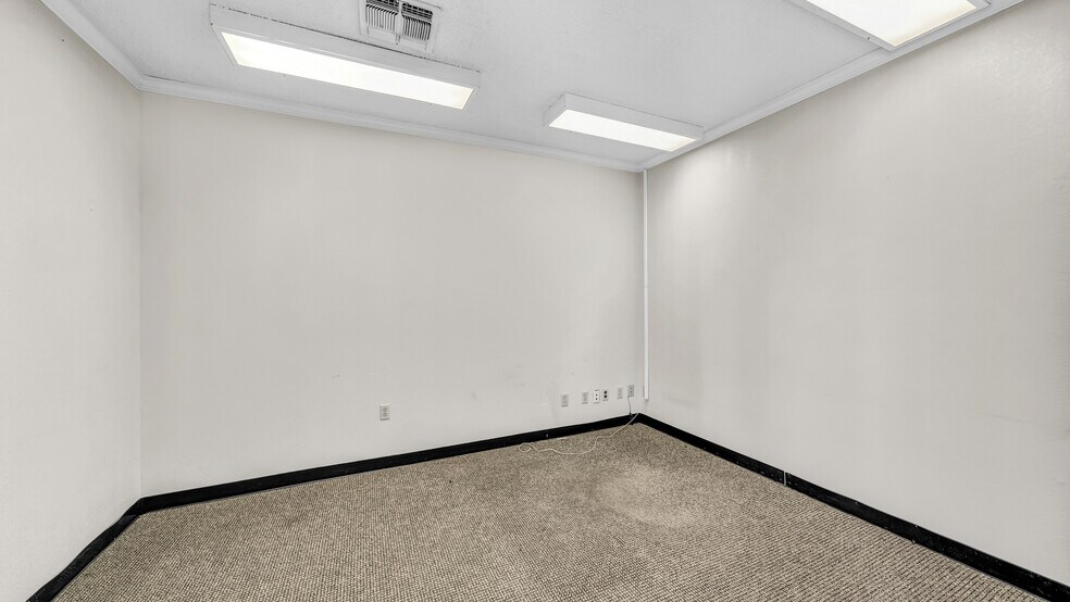More Photos Of 107 Fannin St, Millsap Bank For Lease