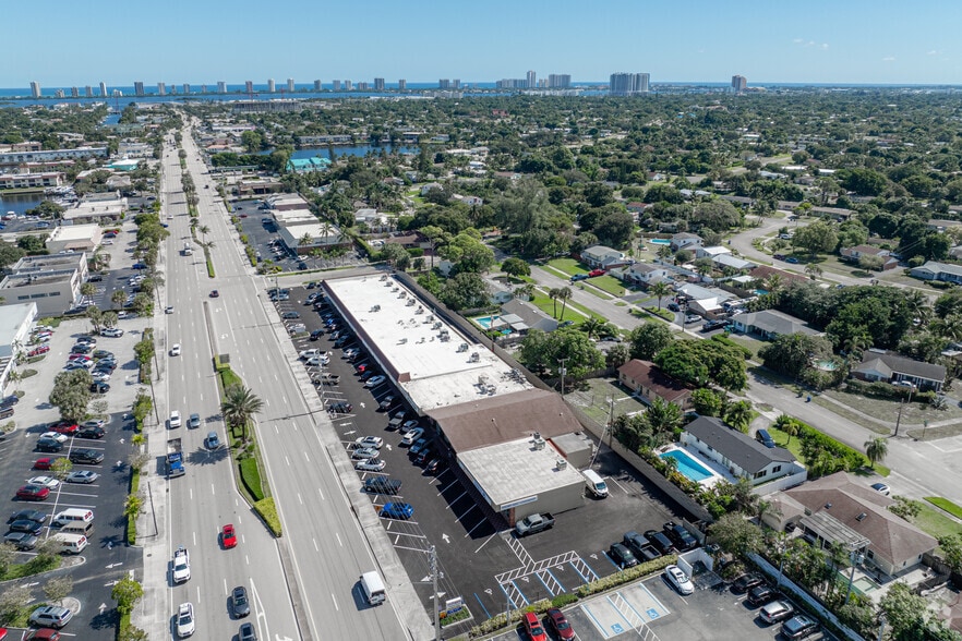 More Photos Of 900-932 Northlake Blvd, North Palm Beach Supermarket For Lease