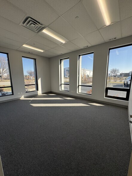 More Photos Of 1000 Lively Blvd, Elk Grove Village Warehouse For Lease