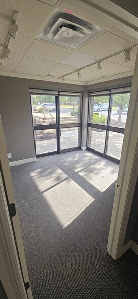 More Photos Of 10520 Barkley St, Overland Park Office For Lease