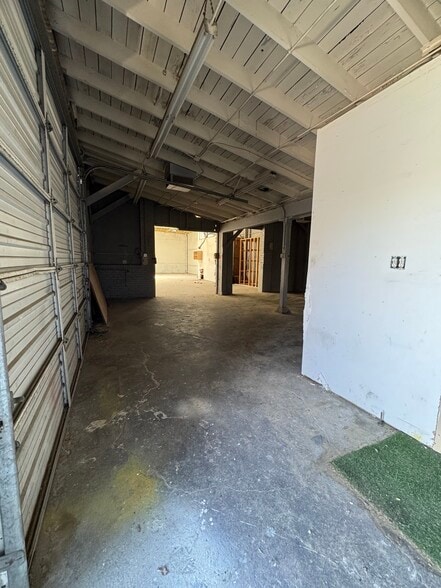 More Photos Of 6121 S Western Ave, Los Angeles Distribution For Lease