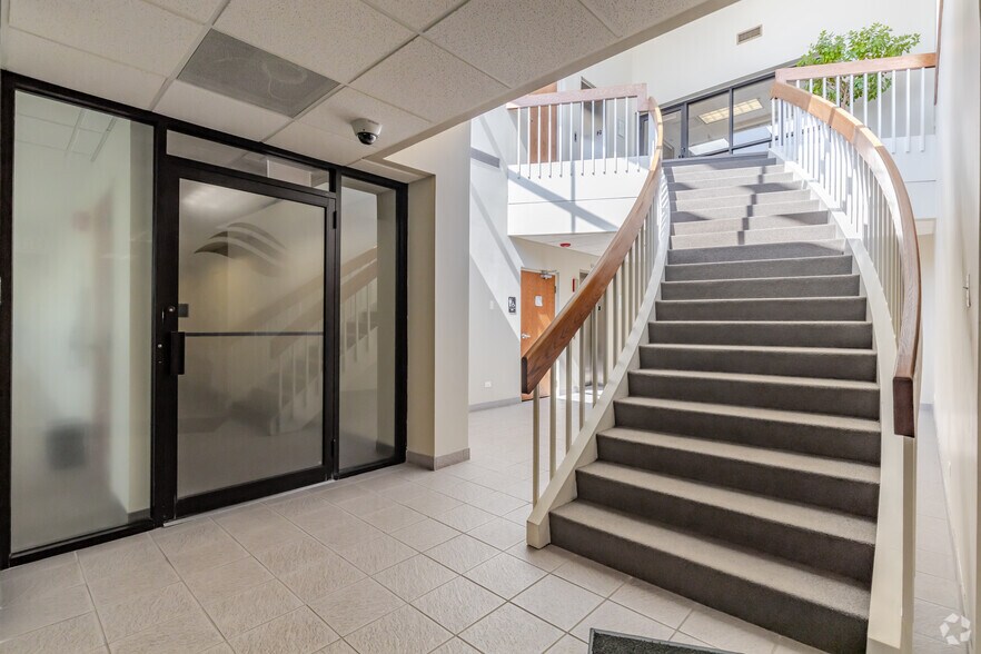 More Photos Of 1950 S Batavia Ave, Geneva Office For Lease