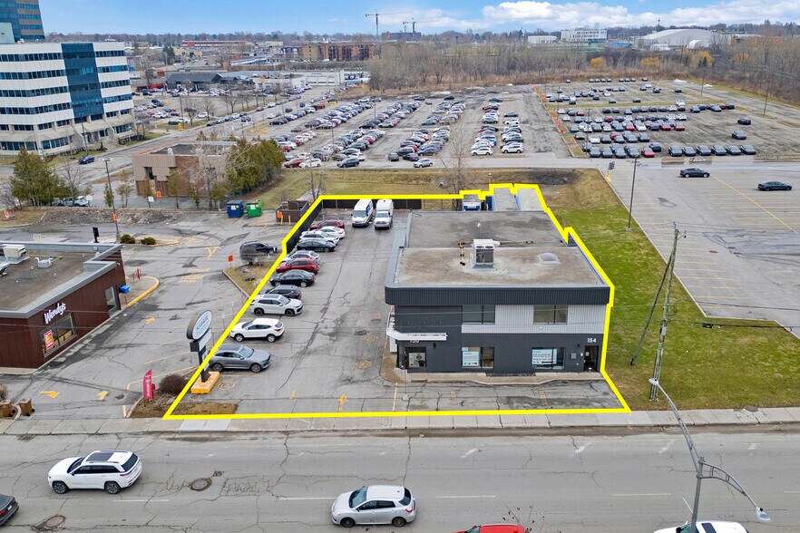 More Photos Of 150 Boul Saint-Martin O, Laval Light Distribution For Lease