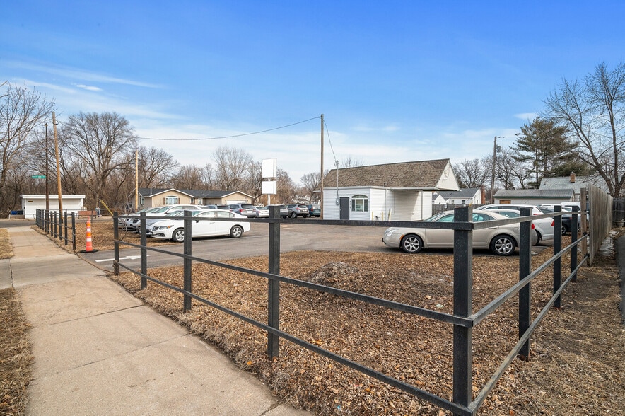 More Photos Of 370 Maryland Ave W, Saint Paul Auto Dealership For Sale