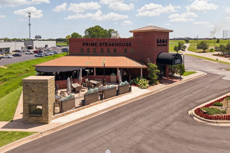 More Photos Of 800 W Memorial Rd, Oklahoma City Restaurant For Sale